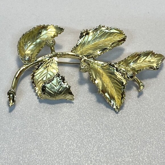 Vintage 1940's Coro Gold Plated Five Leaves Berry Brooch Pin - Picture 5 of 9